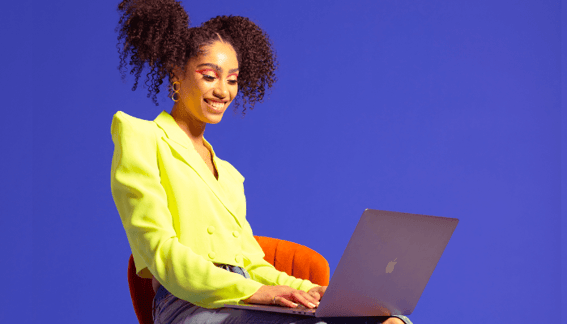 Frau am Laptop sieht neue KI Marketing Tools von HubSpot