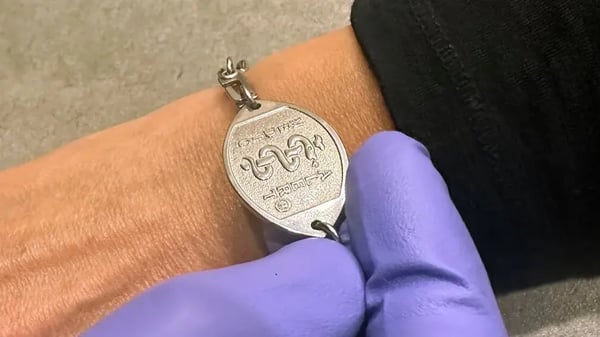 MedicAlert-Armband zur Kennzeichnung im Notfall